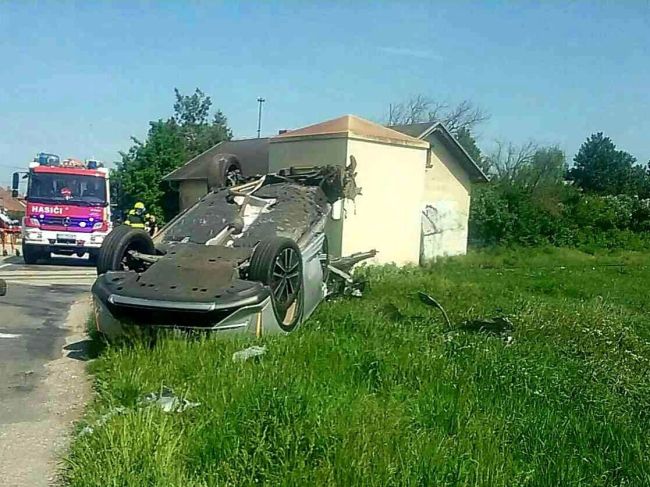 Rýchlik sa zrazil s autom, dopravu museli prerušiť