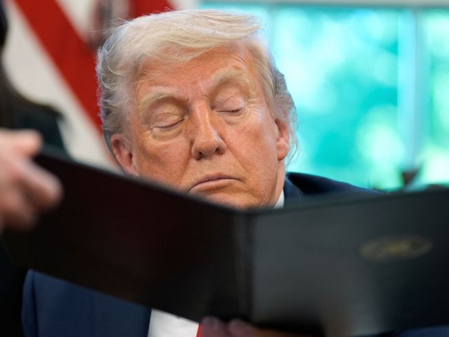 Tucet amerických štátov žaluje Trumpa
