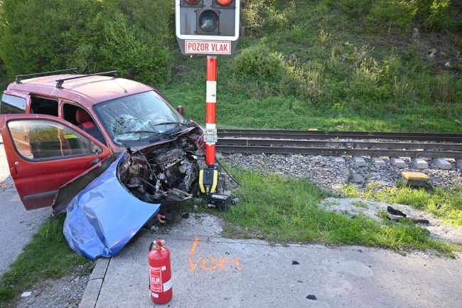Vlak sa zrazil s autom, vodič z miesta ušiel