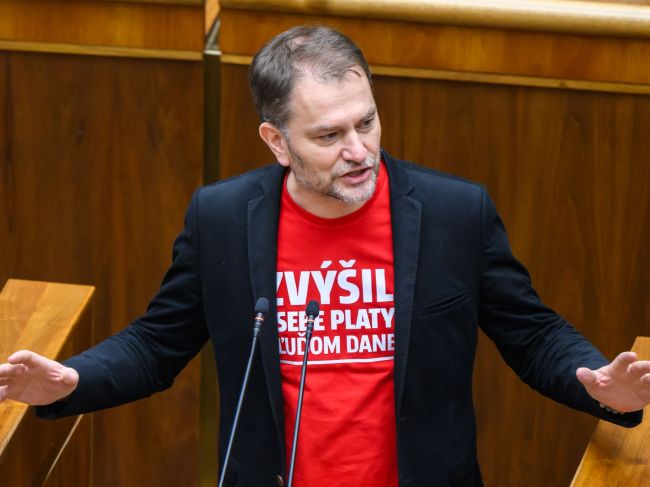 Hnutie Slovensko: Vláda neplní sľuby, deficit o pol percenta ročne neznižuje