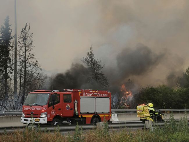Izrael žiada pomoc pri hasení požiarov okolo Jeruzalema