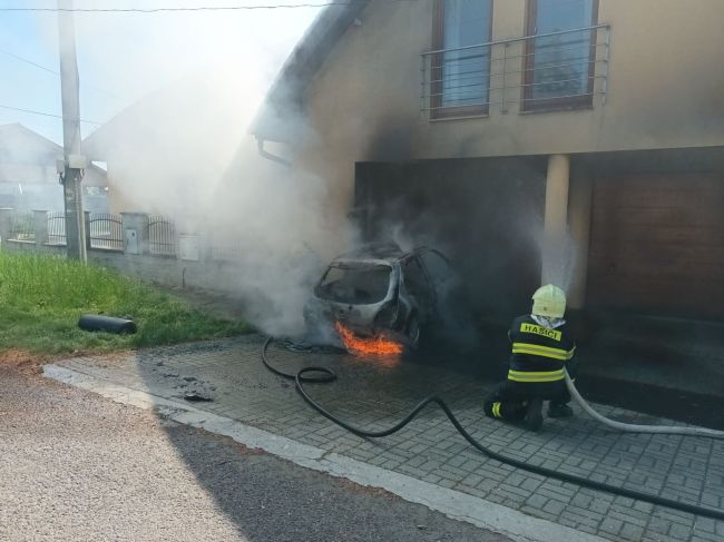 Pri požiari osobného vozidla sa zranili dve osoby