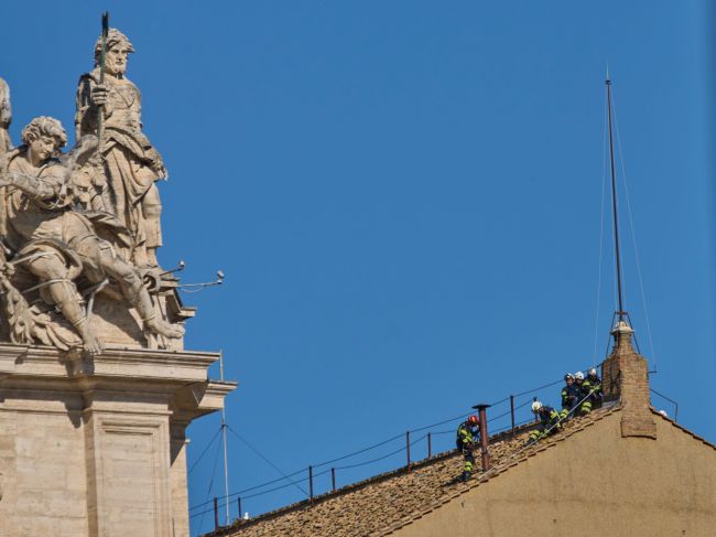 Na streche Sixtínskej kaplnky vztýčili komín, ktorým oznámia zvolenie pápeža