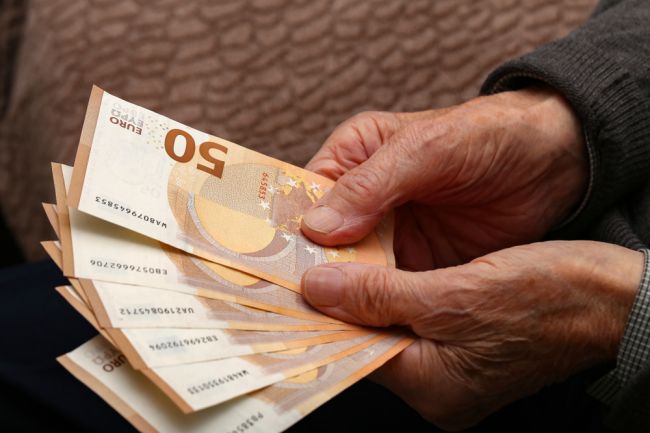 Verejný ochranca práv: Ľuďom majúcim dôchodok zo SR a cudziny môže byť ich 13. dôchodok vyplatený