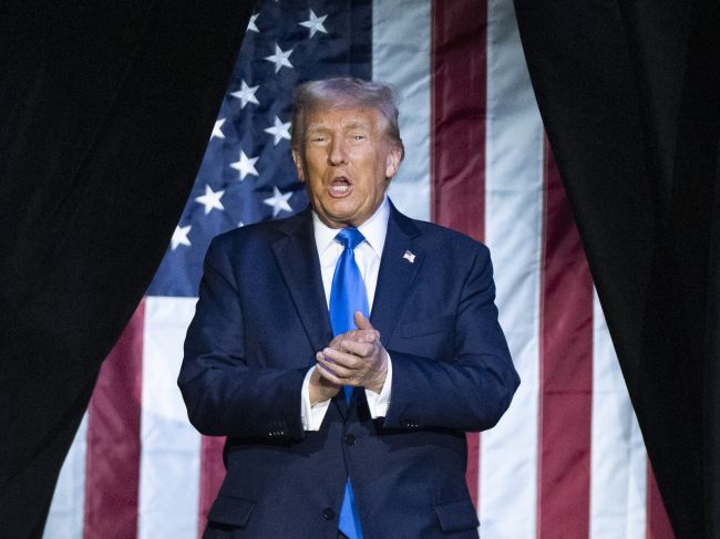 Trump chce v USA oslavy výročí konca oboch svetových vojen, tieto dni premenuje