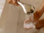 Vyše 80 % ľudí robí v sprche túto chybu, ukázal prieskum