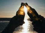 Pozor na alkohol v teplom počasí. Jeho účinok je iný ako v zime