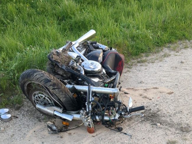Motorkár sa čelne zrazil s autom, zraneniam na mieste podľahol