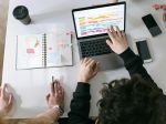 Stres v práci z používania digitálnych technológií pociťuje 63 % Slovákov