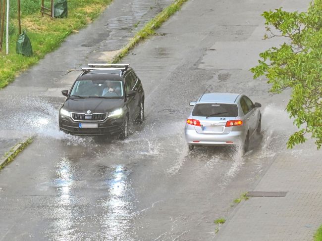 Búrky už udreli na východe, výstrahy platia aj pre ďalšie časti územia