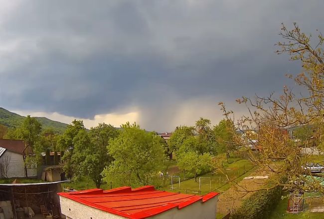 Východ Slovenska zasiahla smršť, cesty zostali zaplavené