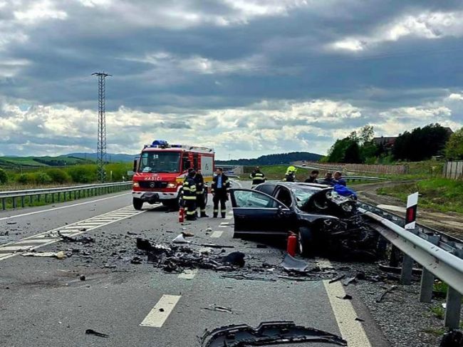 Pri čelnej zrážke dvoch áut zahynuli dve osoby