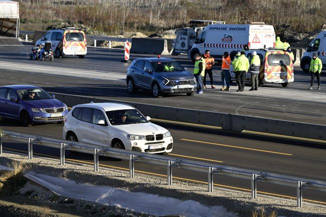 Diaľnicu D1 v smere do Bratislavy popoludní otvorili