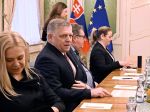 PS: Fico od EÚ žiada jednotnú odpoveď na clá, jej jednotu ale zrádza