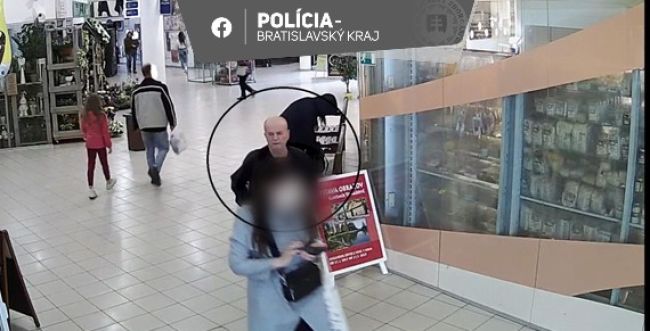 Polícia pátra po mužovi, ktorý platil odcudzenou kartou