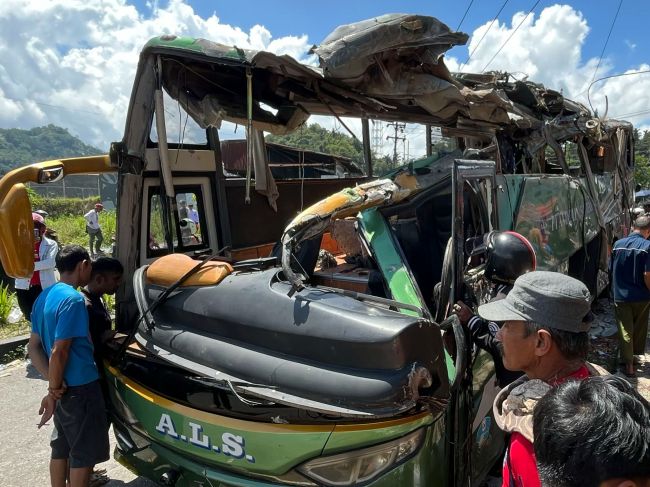 Pri nehode autobusu zahynulo najmenej 12 osôb