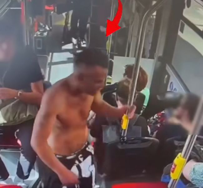 Polícia žiada o pomoc pri hľadaní páchateľa, ktorý sa vyhrážal žene v autobuse