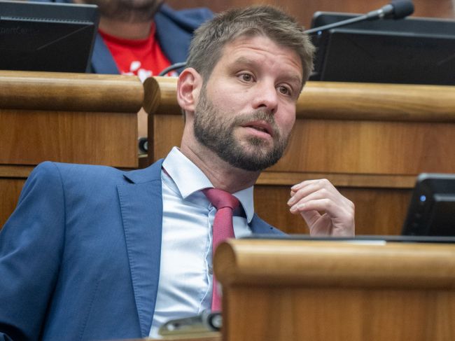 Opozícia vyzýva premiéra, aby v záujme Slovenska zrušil cestu do Moskvy