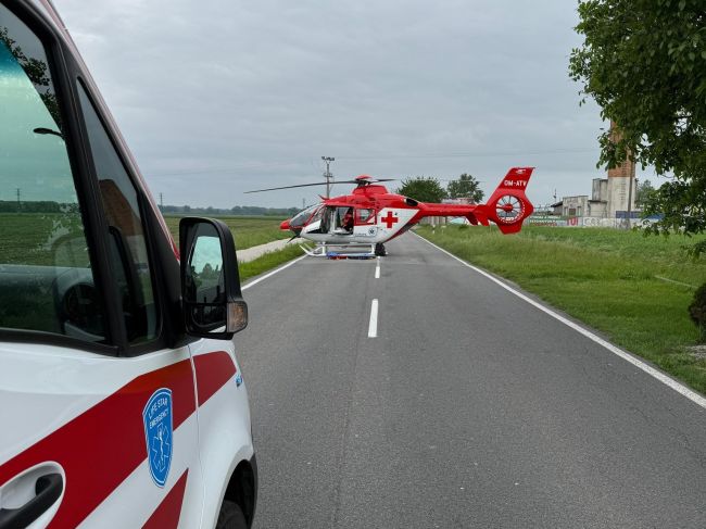 Seniorku zrazilo auto, na mieste zasahovali leteckí záchranári
