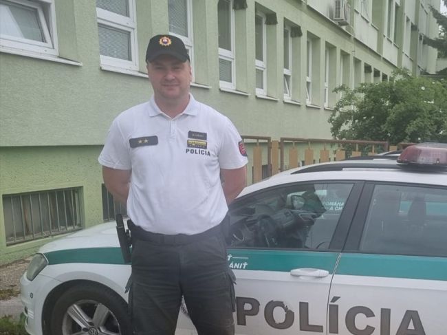 Policajt počas skúšok v autoškole pomáhal autu na priecestí