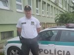 Policajt počas skúšok v autoškole pomáhal autu na priecestí