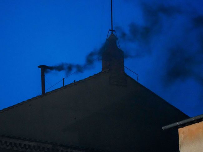 Z komína nad Sixtínskou kaplnkou stúpa čierny dym