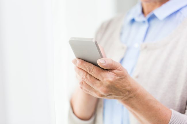 Seniorka prišla o peniaze po stiahnutí aplikácie na odporučenie muža