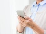 Seniorka prišla o peniaze po stiahnutí aplikácie na odporučenie muža