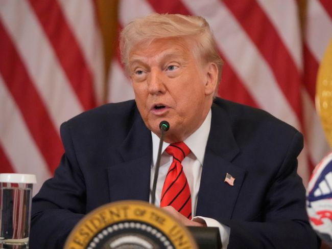 Trump vyzval Indiu a Pakistan, aby prestali bojovať, je pripravený pomôcť im