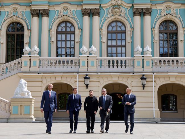 Zelenskyj a európski lídri sa dohodli na prímerí, Rusku hrozia sankciami