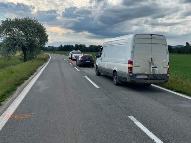 Vodič zachytil neosvetlenú chodkyňu, nehoda sa skončila tragicky
