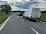 Vodič zachytil neosvetlenú chodkyňu, nehoda sa skončila tragicky