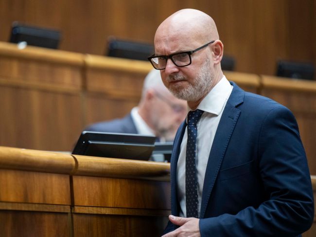 SaS vyzýva Šutaja Eštoka na ukončenie tendra na počítače