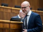 SaS vyzýva Šutaja Eštoka na ukončenie tendra na počítače