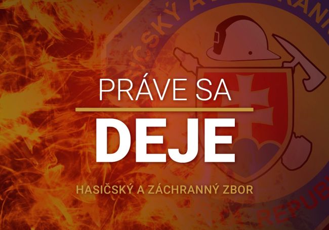 Hasiči zasahujú pri požiari domov