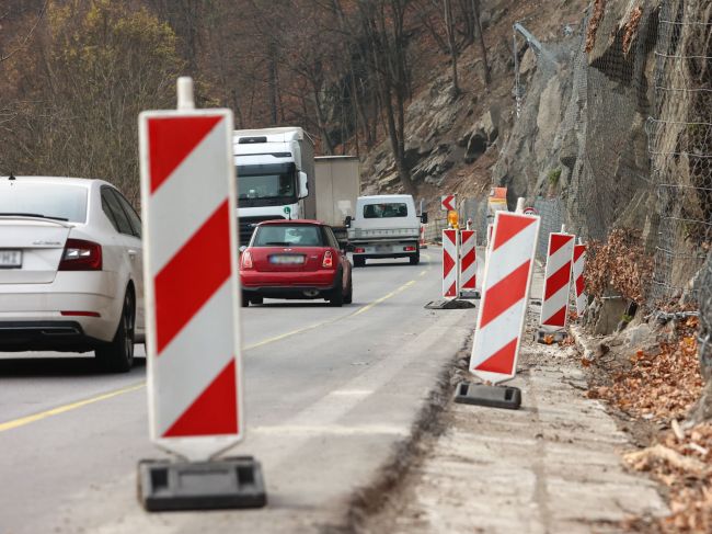 Pre dopravnú nehodu je cesta I/18 pri Strečne neprejazdná