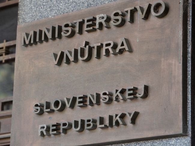 Ministerstvo vnútra vypovedá zmluvy na čiapky