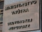 Ministerstvo vnútra vypovedá zmluvy na čiapky