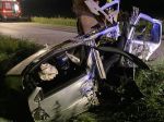 Auto pri nehode roztrhlo na dve časti, zrážka má obeť