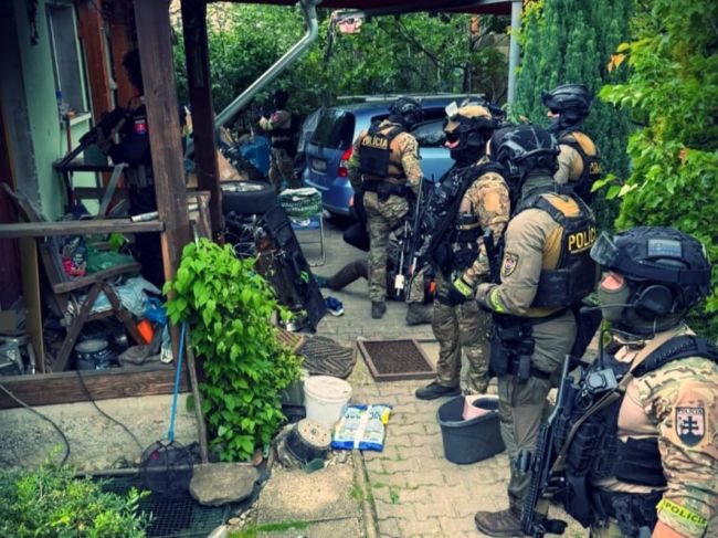 FOTO: Muž sa pohyboval po škole s atrapou zbrane