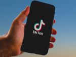 Eurokomisia obvinila TikTok z porušovania pravidiel v oblasti reklamy