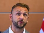 Šutaj Eštok: Polícia obvinila muža s valaškou, ktorý sa mal vo videu vyhrážať Ficovi