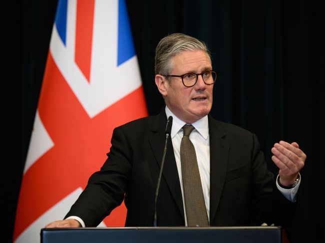 Británia rokovala s partnermi o Ukrajine, spojenci žiadajú prímerie
