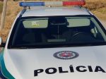 Polícia vyšetruje vraždu 30-ročného muža, podozrivú ženu zadržali