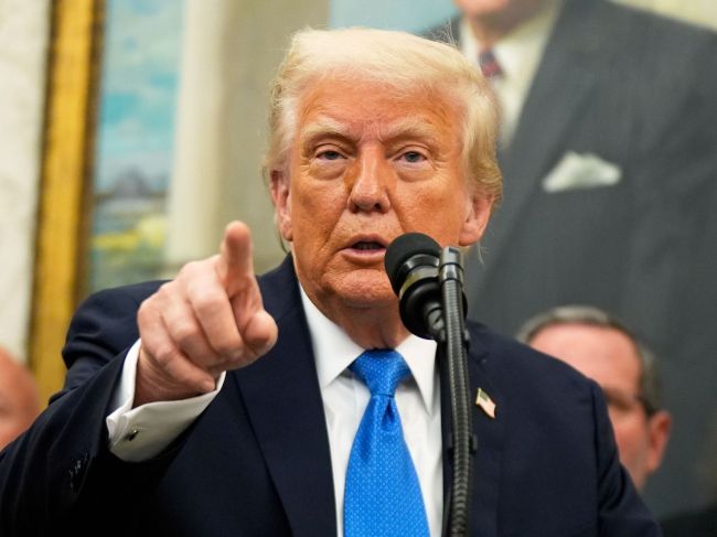 Trump podpísal zákon, ktorý zakazuje zverejňovanie „porna z pomsty“