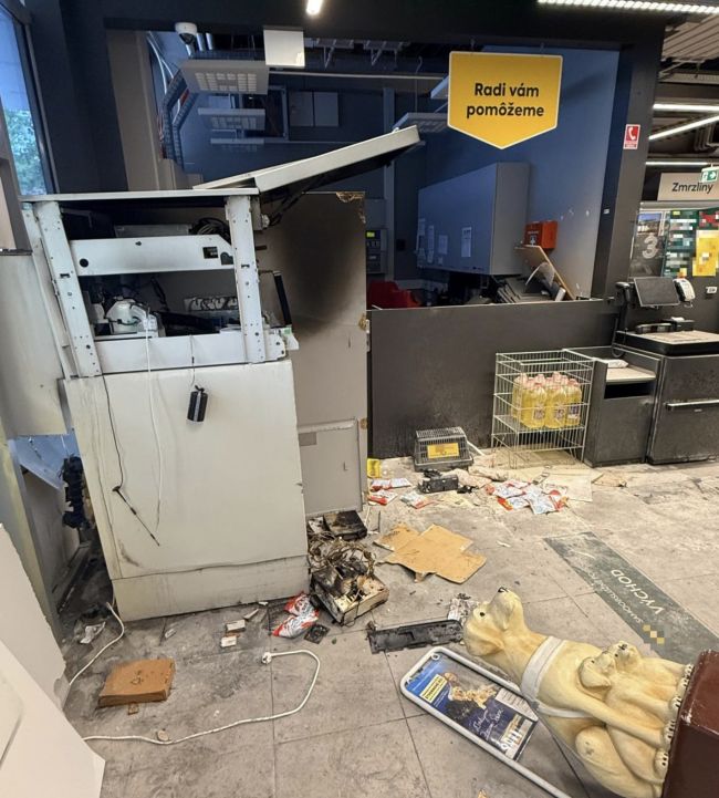Polícia vyšetruje nočný výbuch a požiar bankomatu v Piešťanoch