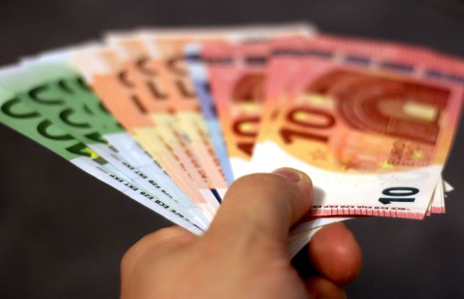 Štátni zamestnanci dostanú jednorazovú odmenu