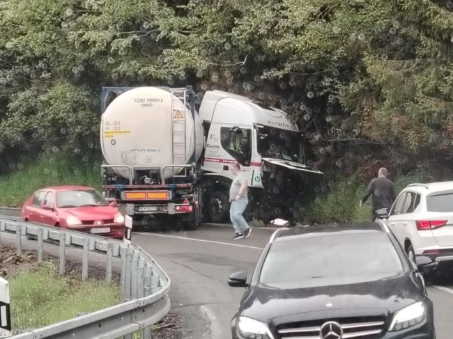 Havária kamiónu: Cestu museli uzavrieť