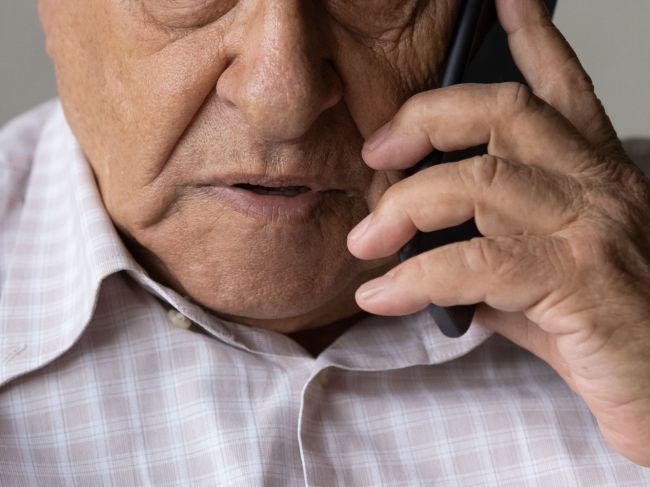 Seniorovi zavolal "kuriér" a hovor ukončil. Podvodníci ho následne obrali o 15.000 eur