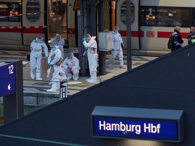 Útok nožom v Hamburgu si vyžiadal najmenej 12 zranených